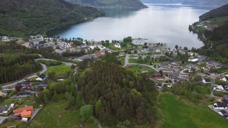 Luftaufnahme-Des-Stadtzentrums-Von-Kinsarvik-Mit-Hardangerfjord---Ullensvang-Norwegen