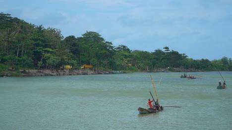 Pescadores-En-Botes-Típicos-Indonesios,-Río-Bogowonto-En-La-Ciudad-De-Purworejo