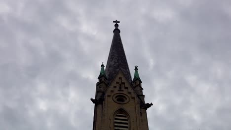 Gotischer-Kirchturm-Unter-Dunklen-Wolken-Im-Zeitraffer