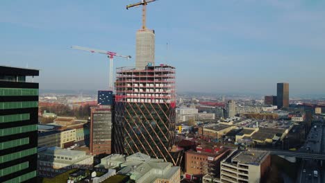Turmdrehkrane-Auf-Dem-Dach-Des-Gebäudes-Im-Stadtzentrum-Von-Garda,-Göteborg