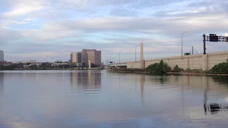 Wolken-Reflektieren-Den-Lake-Formosa-Mit-Der-Stadt-Orlando-Im-Hintergrund