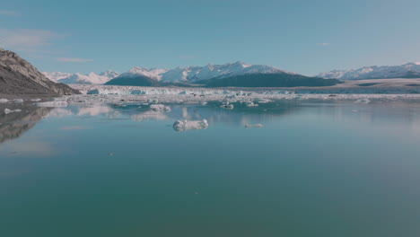 Luftflug-über-Einem-Kalten-See-In-Der-Atemberaubenden-Wildnis-Alaskas