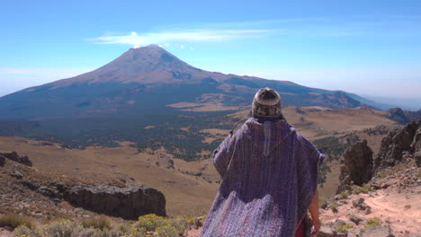 La-Silueta-De-Un-Hombre-Admirando-El-Volcán-Popocatepetl