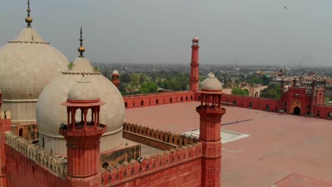 Luftaufnahme-Hinter-Der-Kuppel-Und-Dem-Mineral-Der-Badshahi-Moschee-In-Pakistan