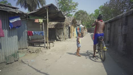 Escena-Rural-India,-Dos-Hermanos-Jóvenes-Montando-En-Bicicleta,-Niños-Indios-Pobres