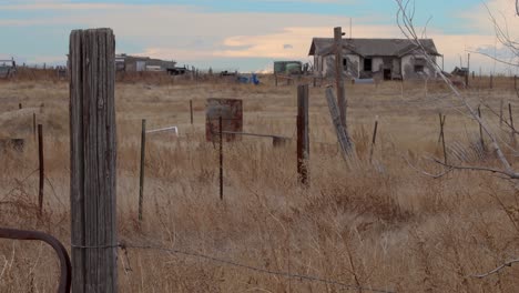 An-old-west-abandoned-farmhouse-in-Eastern-Colorado