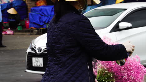 Straßenverkäufer-Sprüht-Rosa-Auf-Künstliche-Blumen-In-Da-Lat-Vietnam