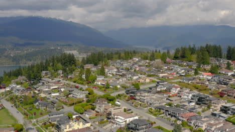 Absteigende-Luftaufnahme-Eines-Malerischen-Burnaby-Viertels-Im-Großraum-Vancouver,-Britisch-Kolumbien