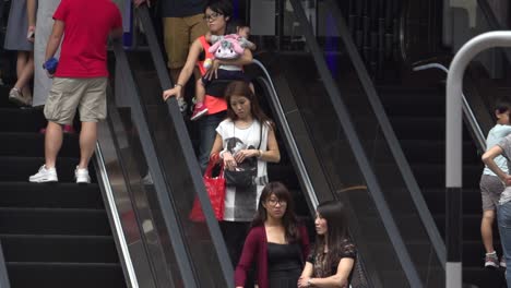 Clip-De-Cámara-Lenta-De-Una-Multitud-De-Personas-En-Escaleras-Mecánicas-En-Hong-Kong