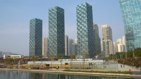 Stadtsilhouette-Der-Stadt-Incheon-Vom-Songdo-Central-Park-In-Der-Herbstsaison-Mit-Menschen,-Die-Auf-Zahlreichen-Wegen-Herumschlendern
