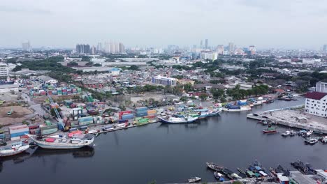 aerial-shot,-boats-leaning-against-urban-docks