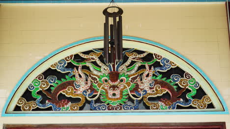 Windspiel-Hängt-Vor-Der-Buddhistischen-Tempeldekoration