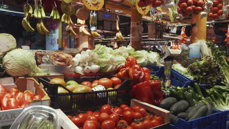 Barcelona---Mercado-de-La-Boqueria,-stall-selling-fresh-vegetables