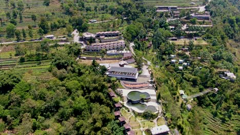 Vista-Aérea-Del-Pueblo-De-Umbul-Sidomukti-Y-El-Famoso-Resort,-Java-Central-Indonesia