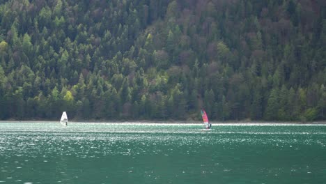 Windsurfing-on-lake-Achensee-in-mountains
