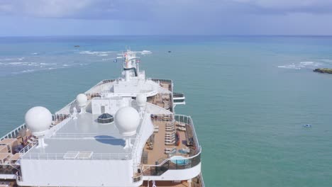 Vista-De-Drones-Sobre-La-Cubierta-Superior-Del-Puente-Exclusivo-Del-Crucero-Msc-Seashore-En-Taino-Bay,-Puerto-Plata,-República-Dominicana