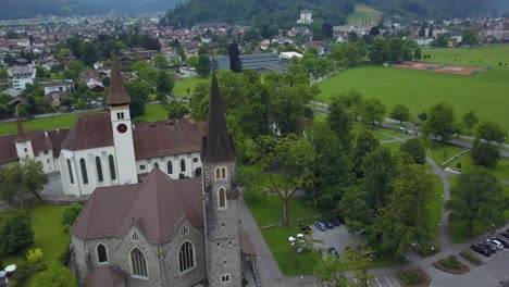 Iglesias-Católicas-Y-Reformadas-Una-Al-Lado-De-La-Otra,-Interlaken
