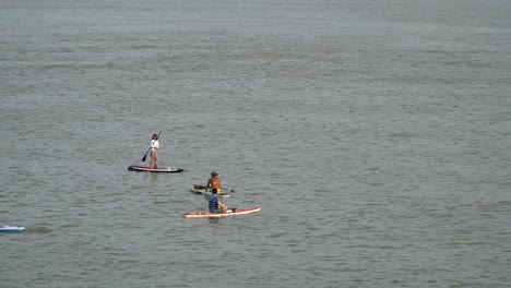 Paddle-Surf-En-Un-Agua-Pacífica-Del-Río-Han-Durante-El-Día-En-Seúl,-Corea-Del-Sur