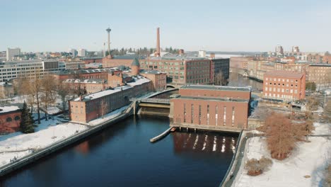 Aufsteigende-Drohnenaufnahmen-Der-Stromschnellen-Und-Des-Staudamms-Im-Stadtzentrum-Von-Tampere