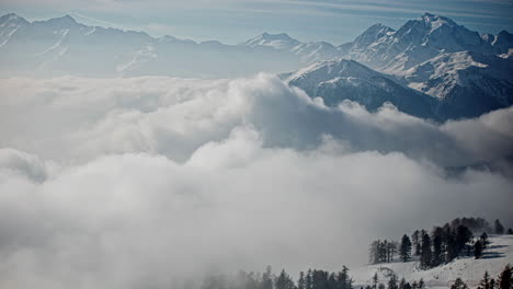 Vista-Estática-Del-Paisaje-Invernal-En-El-Movimiento-De-Las-Nubes-Blancas-En-Las-Montañas-De-Los-Alpes-En-Italia-En-Timelapse