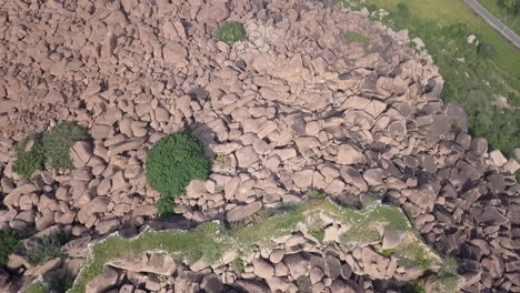 Luftaufnahme:-Granitfelsen-Bilden-Natürliche-Befestigungen-In-Hampi,-Indien