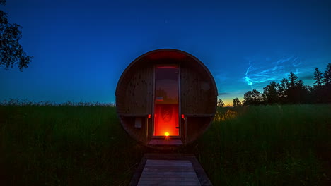 Time-lapse-shot-of-empty-barrel-sauna-in-rural-countryside-during-sunset-and-bright-sunrise-in-the-morning---Night-to-day-transition