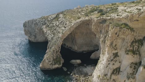 Fantástica-Vista-Sobre-La-Gruta-Azul,-Un-Complejo-De-Cuevas-Marinas-A-Lo-Largo-De-La-Parte-Sureste-De-Malta