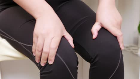 Frau-Mit-Knieschmerzen-Das-Konzept-Der-Verhinderung-Von-Beinermüdung-Und-Selbstmassage
