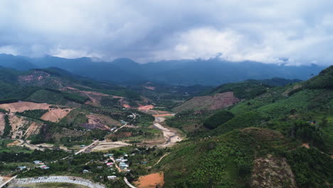 Panorama-Aéreo,-Limpieza-De-Deforestación-Del-Valle-De-La-Colina-Para-Campos-Agrícolas