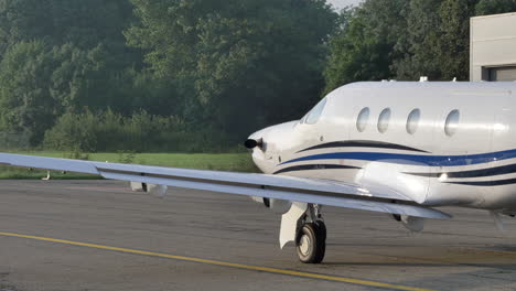 Pilatus-PC-12-Passagier--Und-Frachtflugzeug-Geparkt-Auf-Dem-Vorfeld-Des-Flughafens-In-Antwerpen,-Belgien