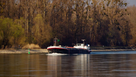 Barco-De-Transporte-Industrial-Navegando-En-El-Rin-Cerca-De-Karlsruhe,-Alemania-Hasta-El-Atardecer