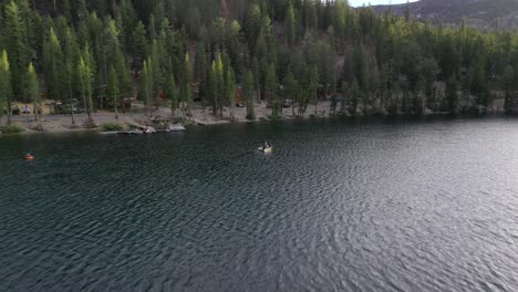 Boot-In-Ufernähe-Am-Lake-Tahoe-In-Kalifornien---Drohnenaufnahme-Aus-Der-Luft