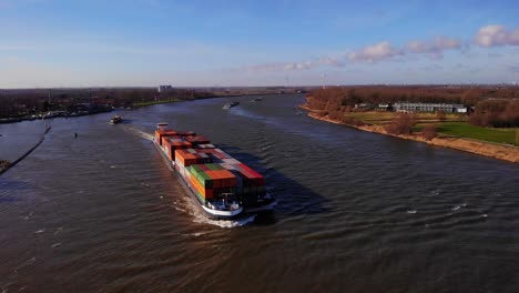 Luftbild-über-Jahrtausendschiff,-Das-Frachtcontainer-Entlang-Der-Oude-Maas-Transportiert