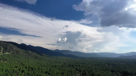 Grüner-Wald-über-Den-Bergen-Der-Sierra-Nevada-Mit-Wolkengebilde-Am-Himmel-In-Lake-Tahoe,-USA