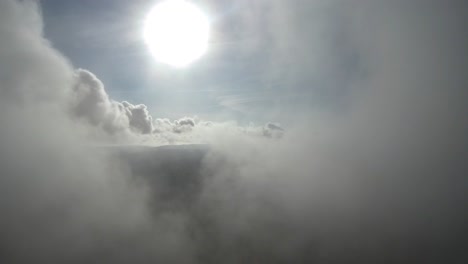 Luftflug-über-Wolken-Mit-Heller-Sonne