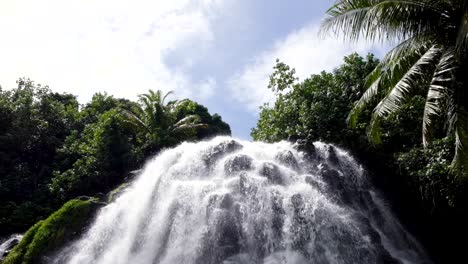 Eine-Nahaufnahme-Des-Wunderschönen-Kepirohi-Wasserfalls-In-Pohnpei-Auf-Der-Abgelegenen-Tropischen-Insel-In-Den-Föderierten-Staaten-Von-Mikronesien