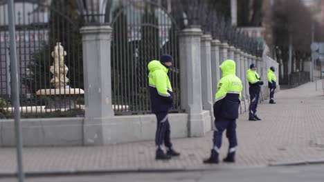 Latvian-police-are-guarding-the-building