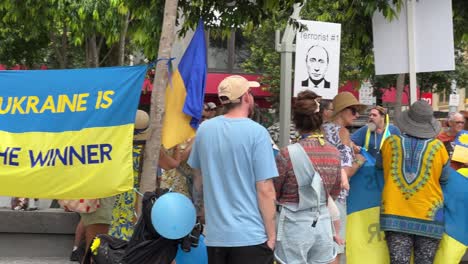 Demonstranten-Jeden-Alters-Nahmen-An-Einer-Friedlichen-Antikriegsdemonstration-Teil,-Bei-Der-Menschen-Ukrainische-Flaggen-Hissten-Und-Erklärten,-Die-Ukraine-Sei-Der-Gewinner,-Der-Opfer-Der-Rechtswidrigen-Russischen-Invasion-Sei