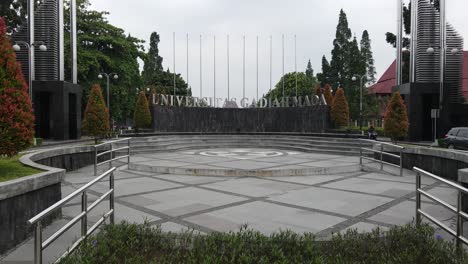 Das-Haupttor-Der-Gadjah-Mada-University-Befindet-Sich-In-Der-Stadt-Sleman,-Die-Zu-Den-Top-3-Campussen-In-Indonesien-Und-Dem-Traumcampus-Für-Studenten-Gehört