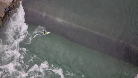 Luftaufnahme-Eines-Schweizer-Surfers,-Der-Eine-Kleine-Stehende-Welle-Auf-Der-Reuss-Zerfetzt