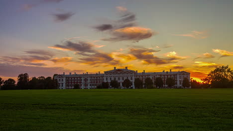 Malerischer-Sonnenuntergangsblick-Auf-Die-Burg-Jelgava