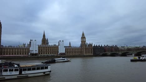London,-England,-Vereinigtes-Königreich-–-Blick-Auf-Die-Häuser-Des-Parlaments-Und-Die-Themse-In-Westminster,-London-Westminster-Brücke-Mit-Sich-Bewegenden-Menschen-Und-Autos,-Westminster-Parlament,-London
