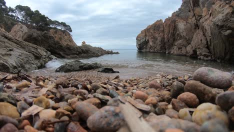 Wellen-Des-Meeres-In-Richtung-Der-Felsen-Des-Strandes-In-Spanien,-Katalonien,-Costa-Brava