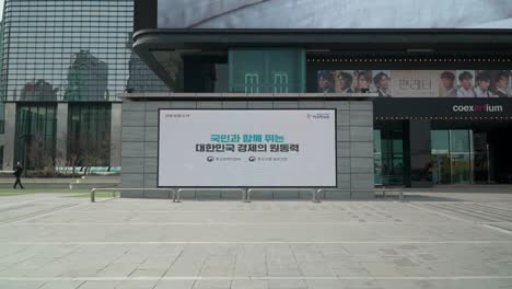 Korean-Announcer-Flashing-On-An-Outdoor-LED-Display-At-Starfield-COEX-Mall,-In-Gangnam-Seoul-South-Korea--Static