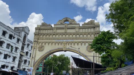 Puerta-De-Uttarpara-En-La-Carretera-Principal-Uttarpara-More,-Kolkata,-India