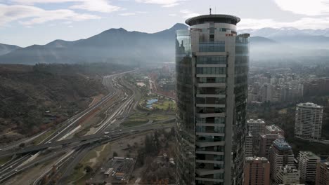 Luftumlaufbahn-Eines-Gebäudes-In-Santiago-De-Chile-Mit-Panoramablick-Auf-Die-Berge-Der-Stadt