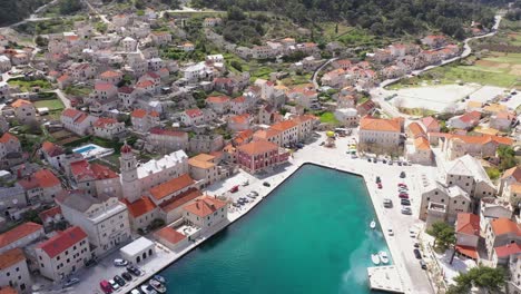 Ein-Blick-Von-Oben-Auf-Das-Alte-Stadtzentrum-Von-Pucisca-Auf-Der-Insel-Brac,-Kroatien-–-Drohnenaufnahme
