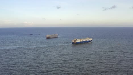 Schiffe,-Die-In-Richtung-Offenes-Meer-Navigieren.-Luftpanoramablick