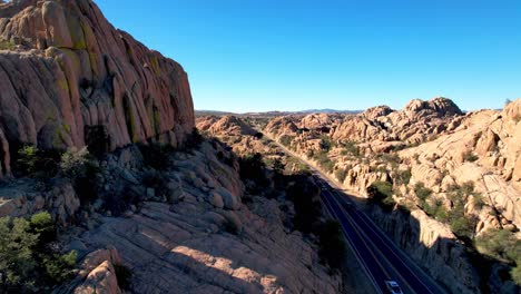 Arizona-Highways,-Luftaufnahme-Der-Autobahn-Durch-Rote-Felsklippen-In-Der-Nähe-Von-Prescott,-Arizona
