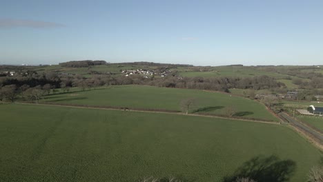 Luftbild-Einer-Idyllischen-Landschaft-Mit-Sanften-Hügeln-Und-Gesundem-Grünem-Weideland